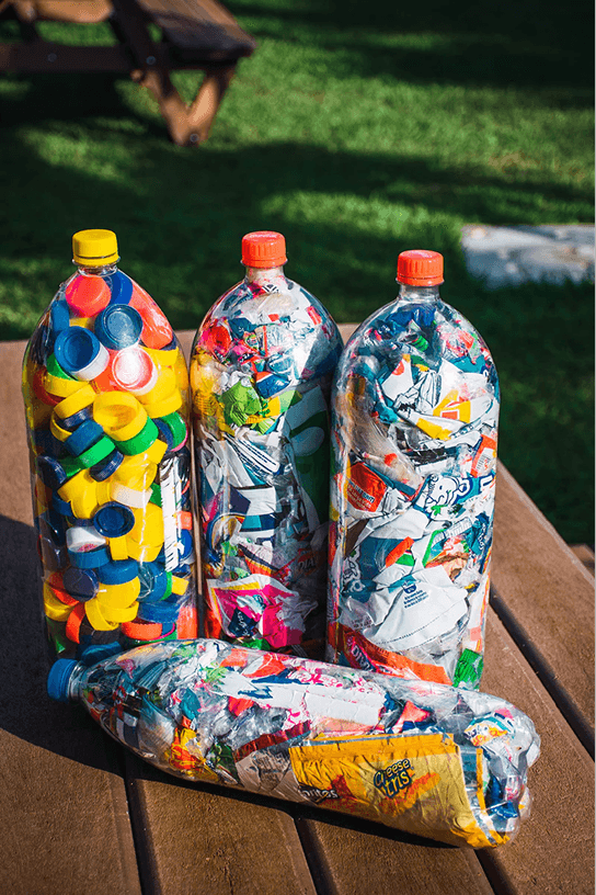 Ecobotellas rellenas con materiales reciclados